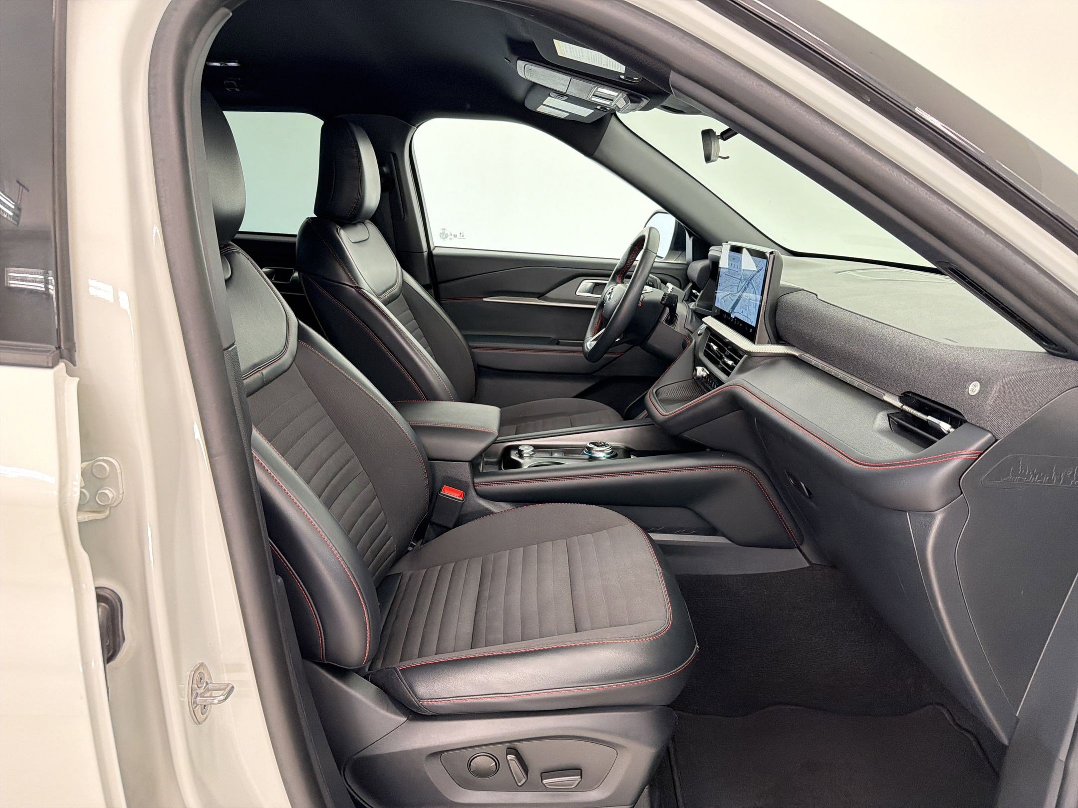 Certified 2025 Ford Explorer ST-Line w/ ST-Line Street Pack AWD/4WD image 29