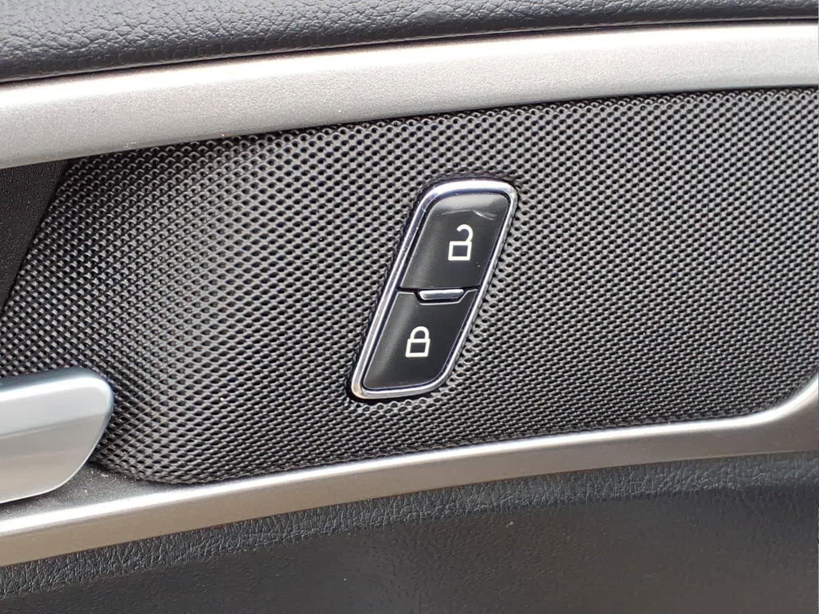 Used 2019 Ford Fusion SE FWD image 12