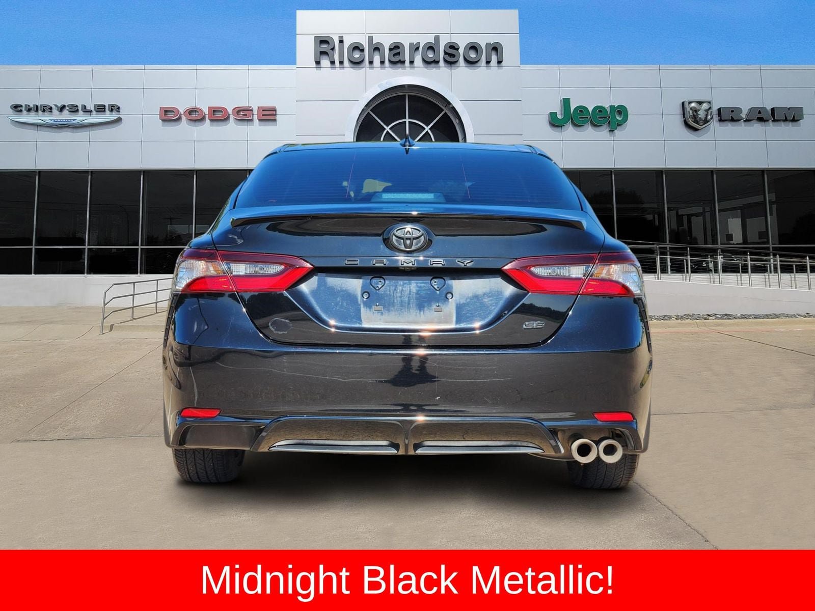 Used 2023 Toyota Camry SE w/ Convenience Package FWD image 3