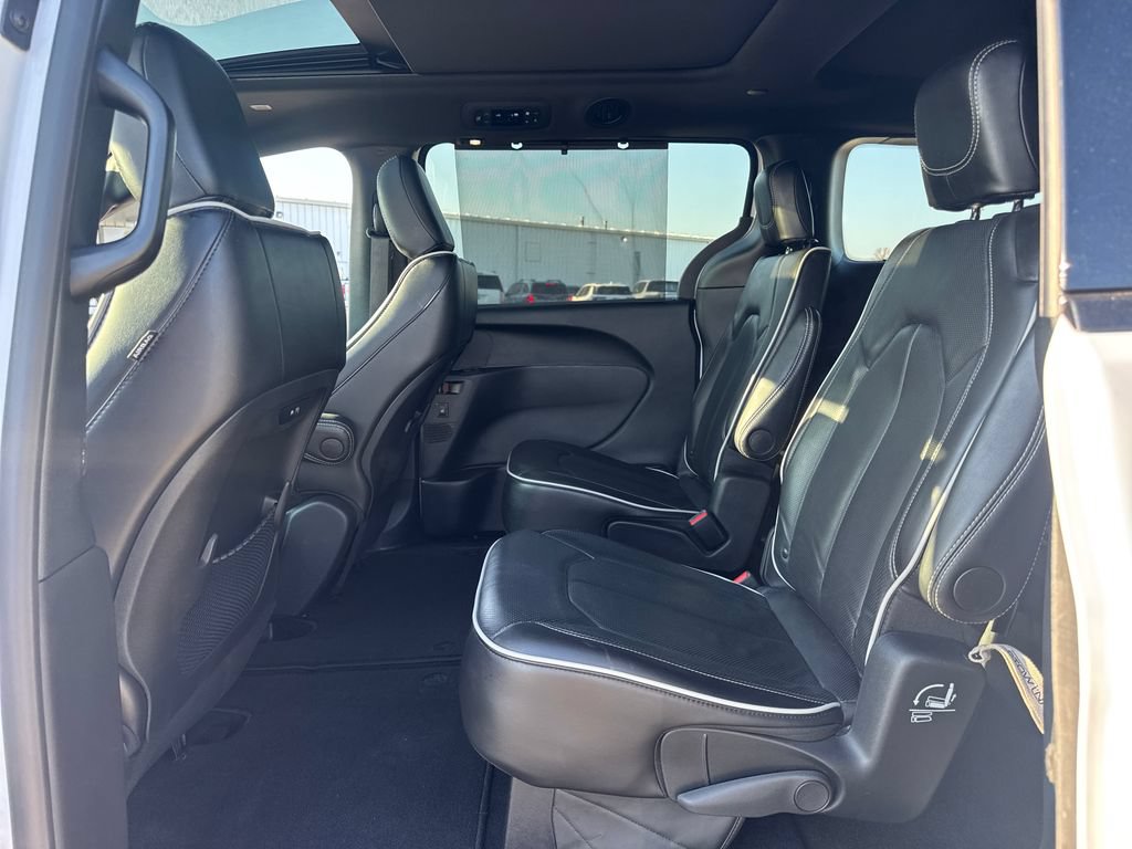 Used 2025 Chrysler Pacifica Limited FWD image 14