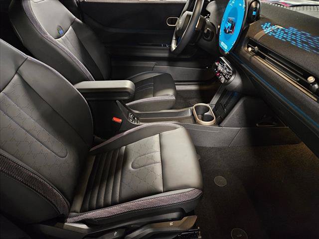Used 2025 MINI Cooper 2-Door Hardtop FWD image 21