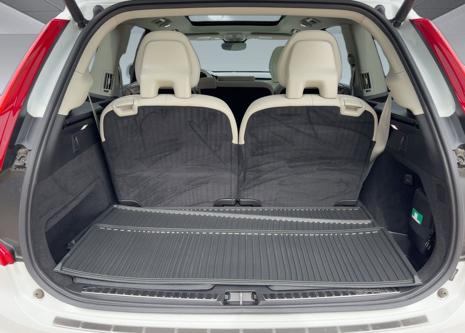 Used 2024 Volvo XC90 B6 Plus w/ Protection Package Premier image 32