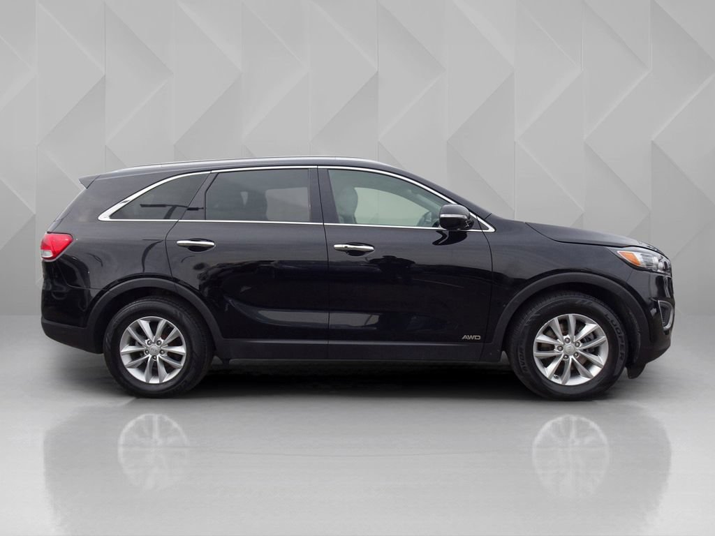 Used 2017 Kia Sorento AWD w/ LX Convenience Package image 6