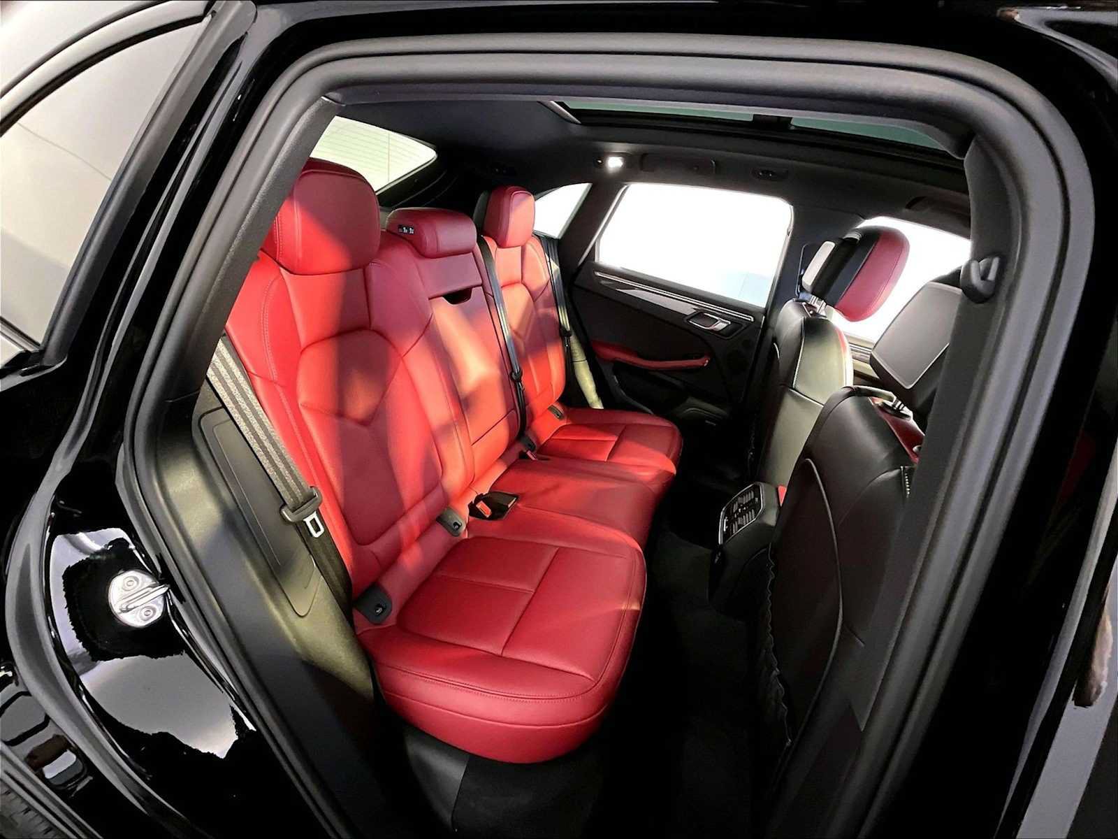 Certified 2024 Porsche Macan S AWD/4WD image 23