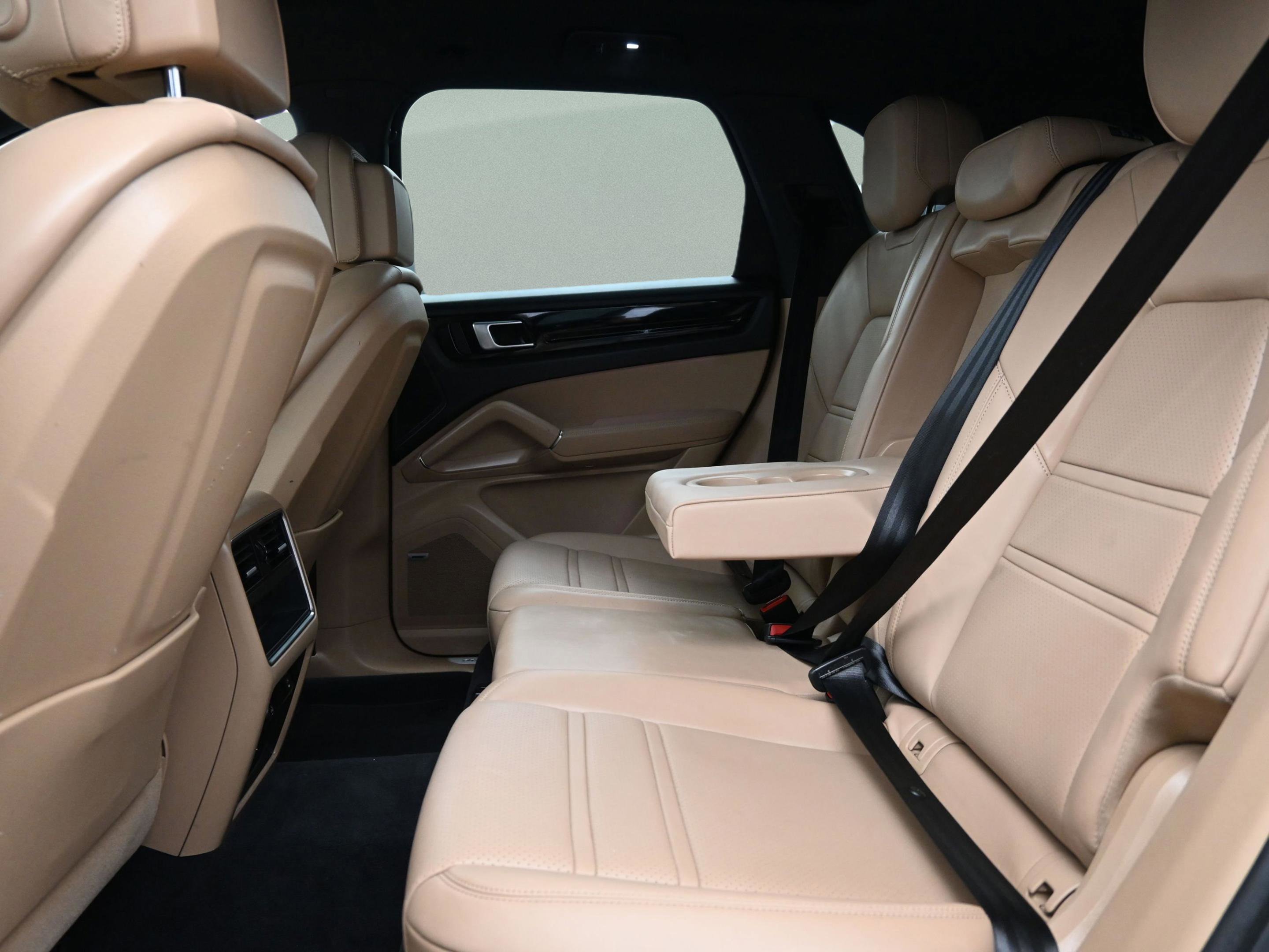 Used 2022 Porsche Cayenne image 40