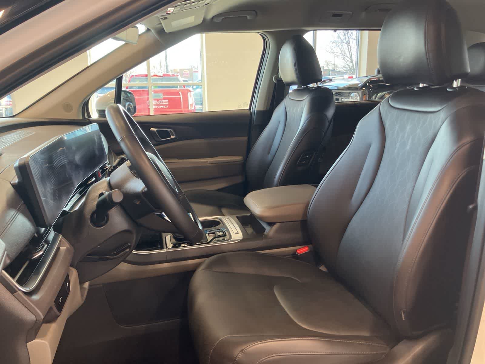 Used 2025 Kia Carnival EX image 10