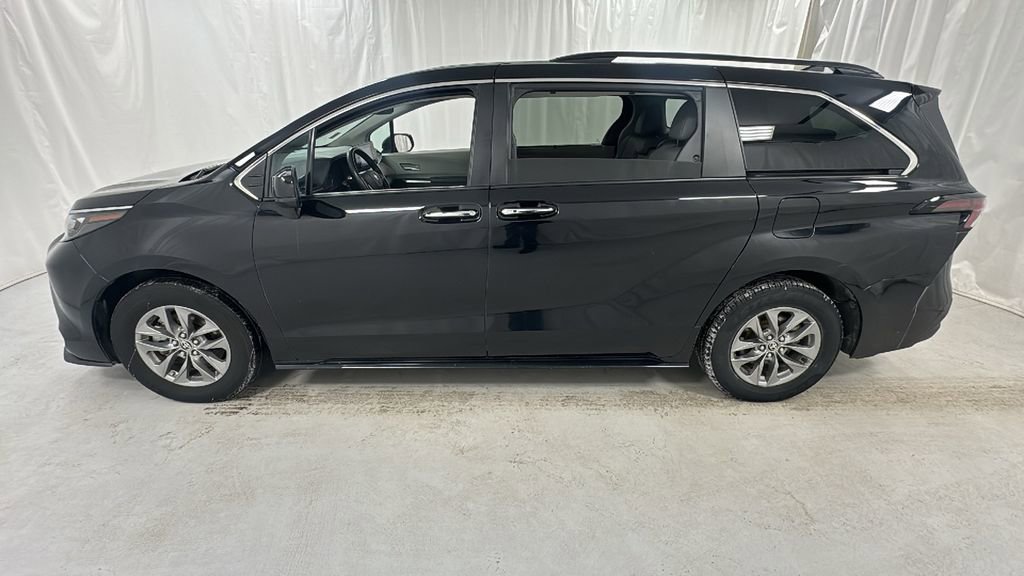 Used 2024 Toyota Sienna XLE image 6