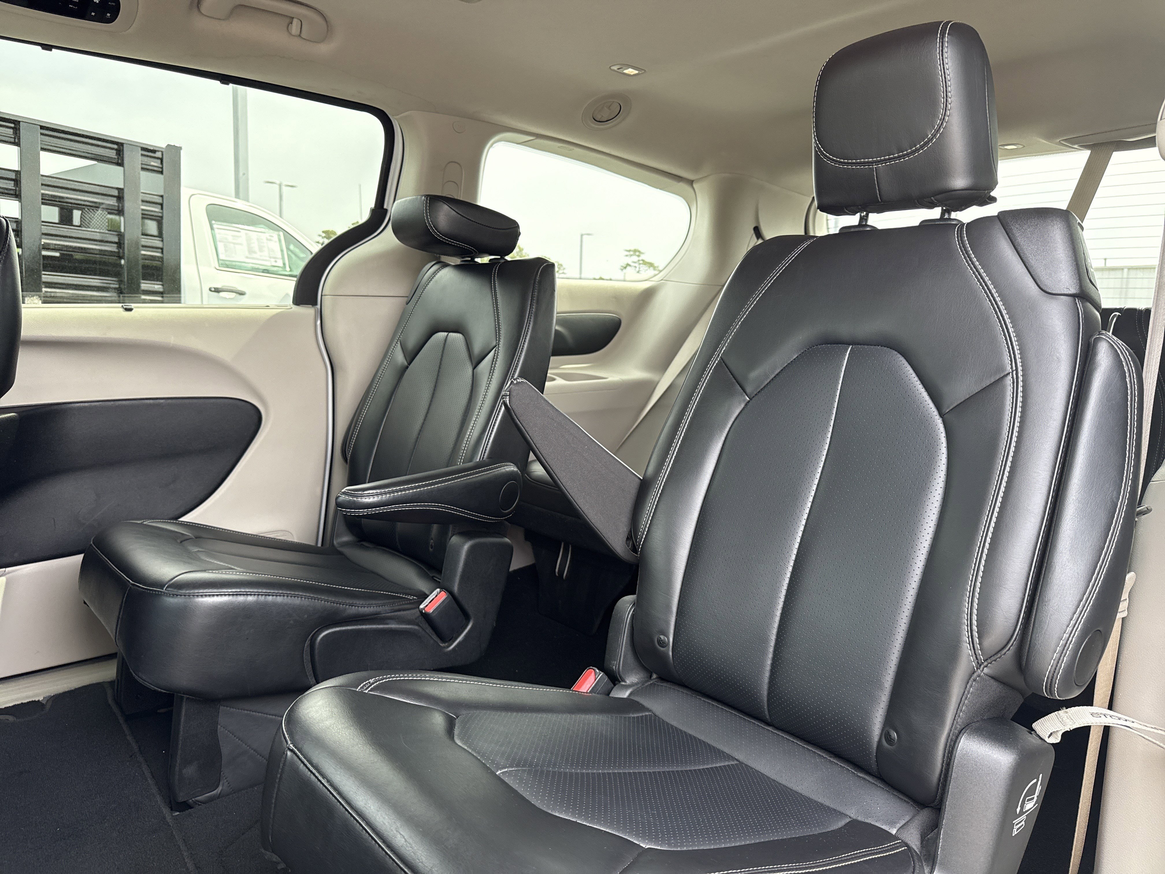 Used 2024 Chrysler Pacifica Touring-L FWD image 23