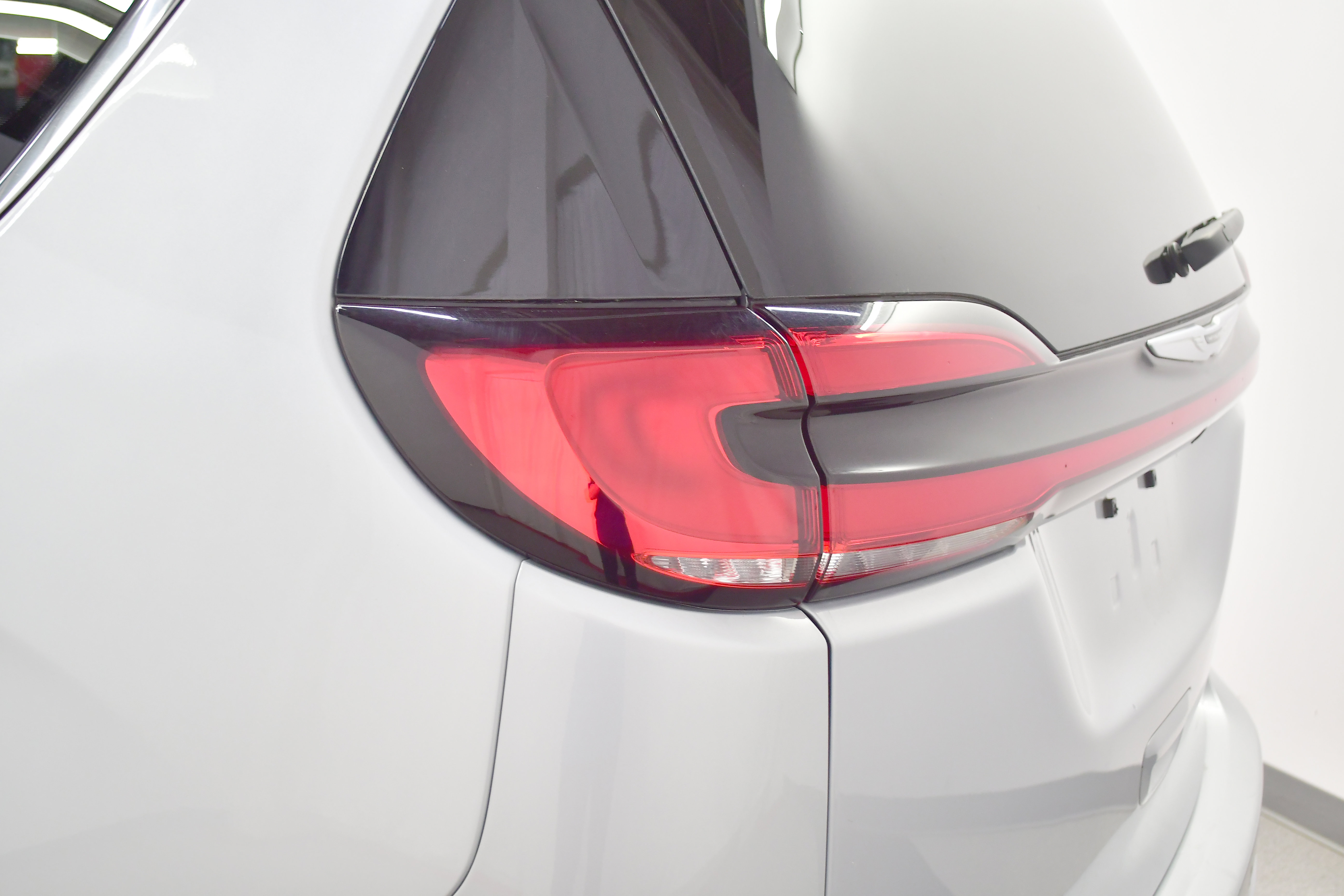 Used 2023 Chrysler Pacifica Touring FWD image 29