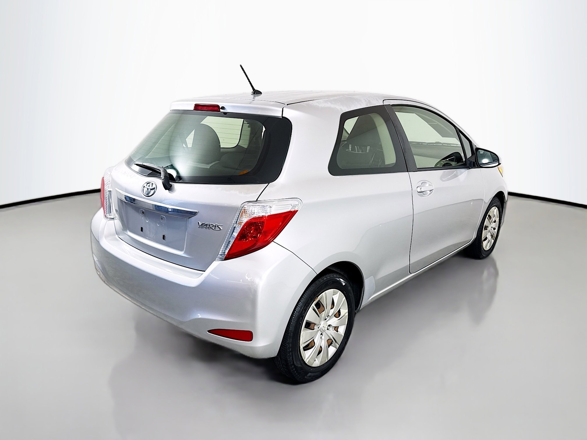 Used 2014 Toyota Yaris L image 7