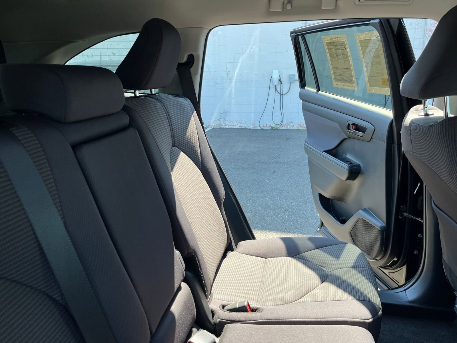 Used 2025 Toyota Highlander LE FWD image 39