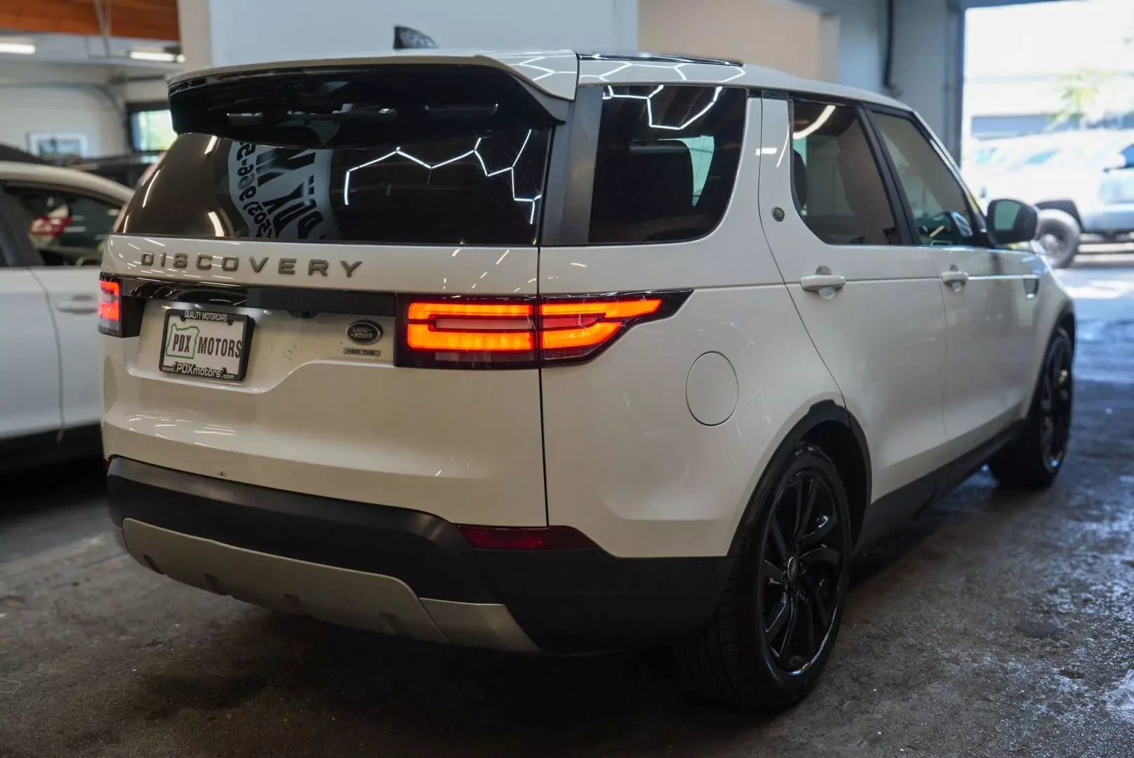 Used 2017 Land Rover Discovery HSE image 5