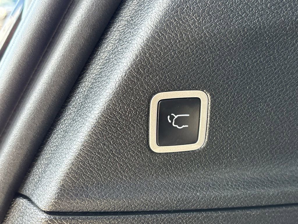 Used 2025 Chrysler Pacifica Select image 26