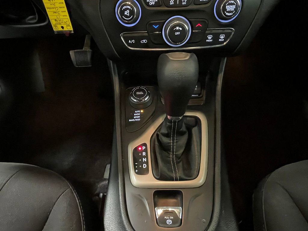 Used 2017 Jeep Cherokee Latitude w/ Cold Weather Group AWD/4WD image 30