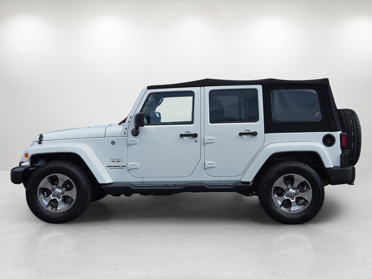 Used 2017 Jeep Wrangler Unlimited Sahara w/ Connectivity Group image 9