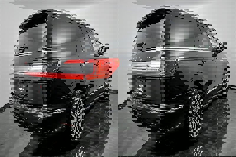 Used 2019 Lincoln Navigator Reserve image 10