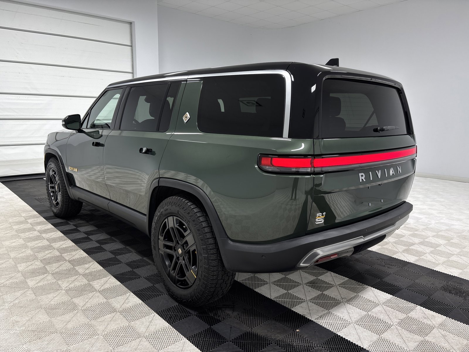 Used 2023 Rivian R1S Adventure image 3