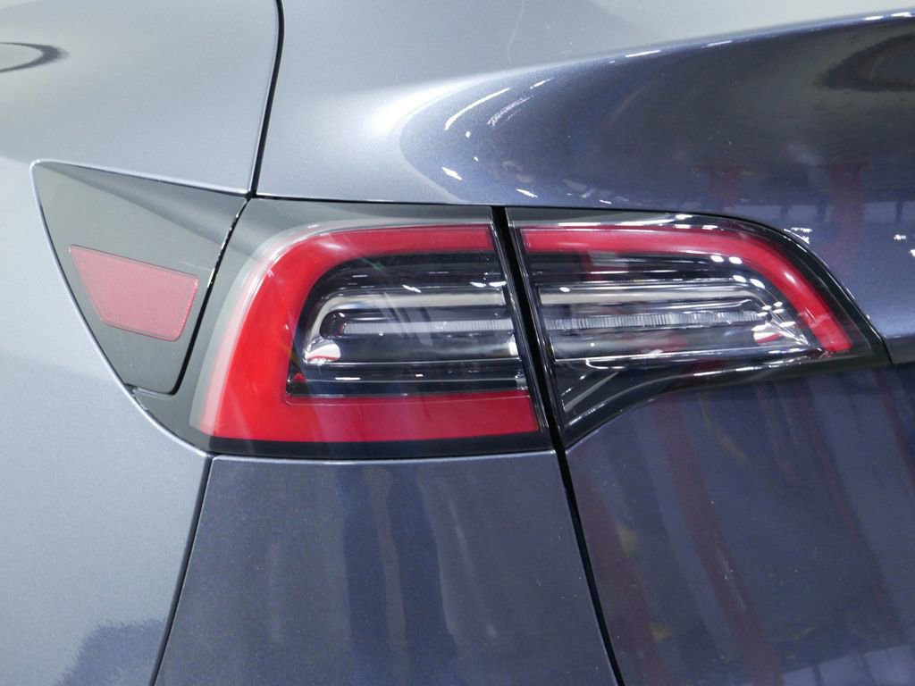 Used 2022 Tesla Model Y Long Range image 12