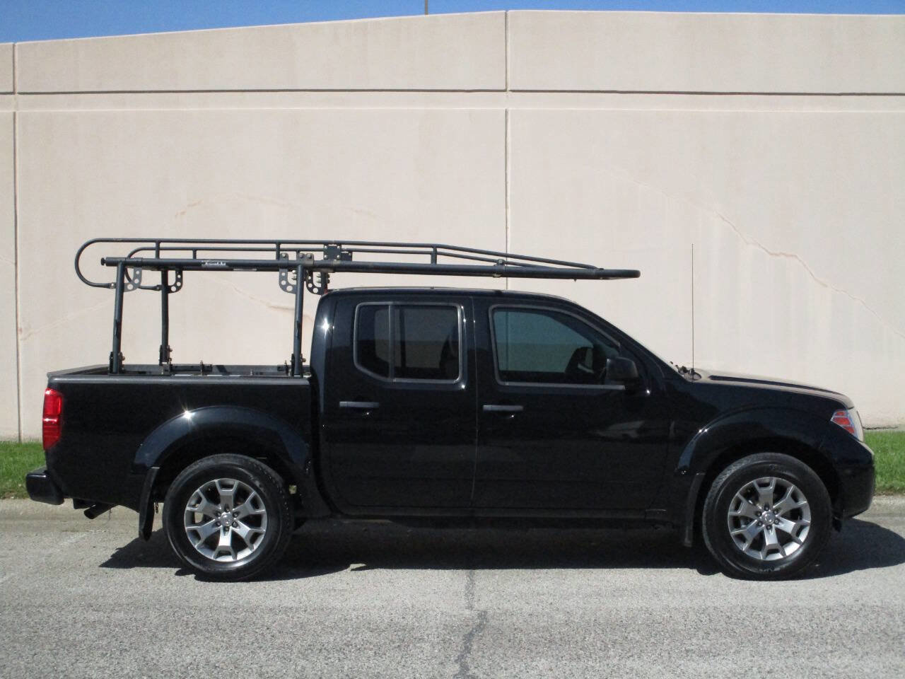 Used 2021 Nissan Frontier SV image 3