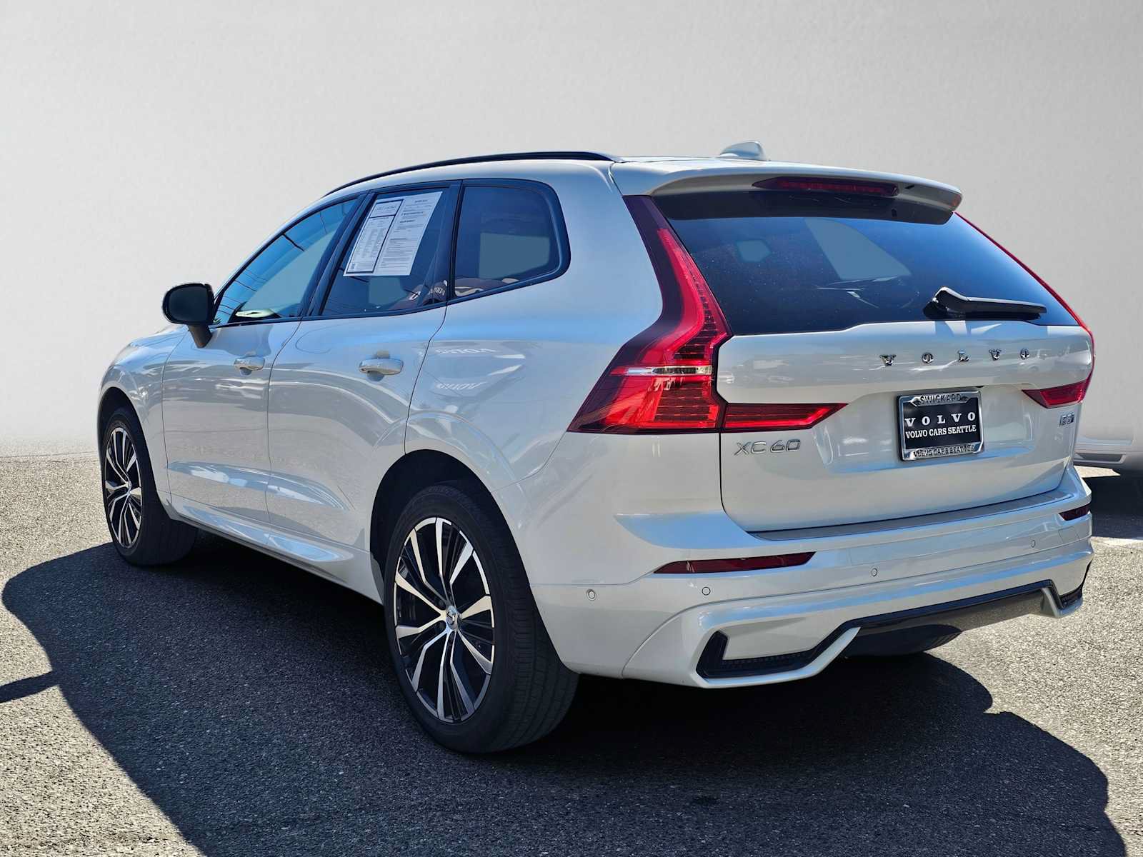 Used 2023 Volvo XC60 B5 Plus w/ Protection Package Premier AWD/4WD image 5