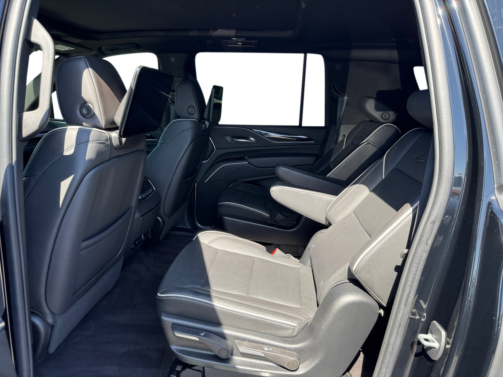 Used 2023 Cadillac Escalade ESV Sport w/ LPO, ONYX Package AWD/4WD image 16