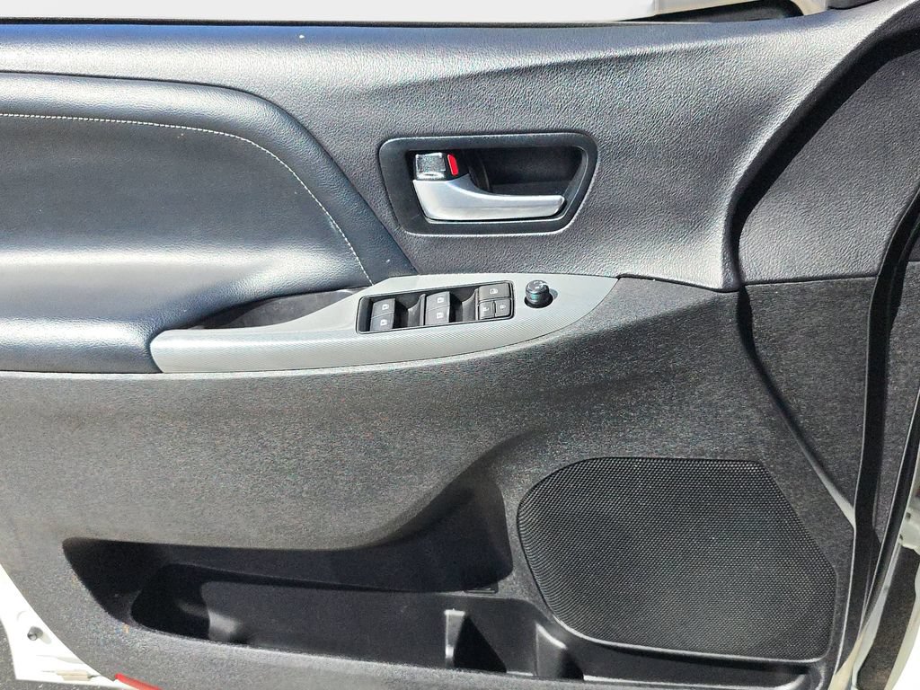 Used 2017 Toyota Sienna SE Premium FWD image 22