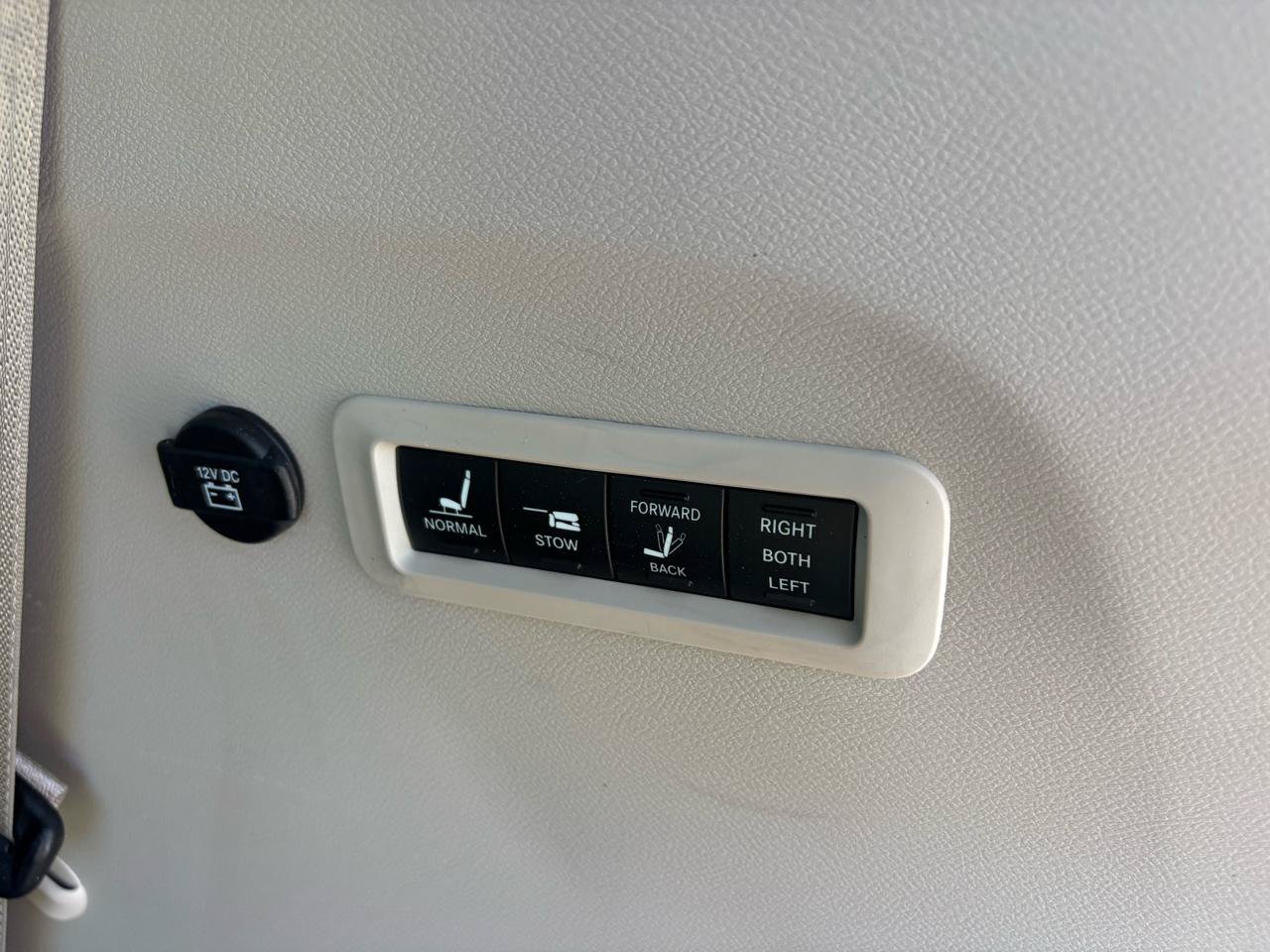 Used 2017 Chrysler Pacifica Limited w/ UConnect Theater Package FWD image 5