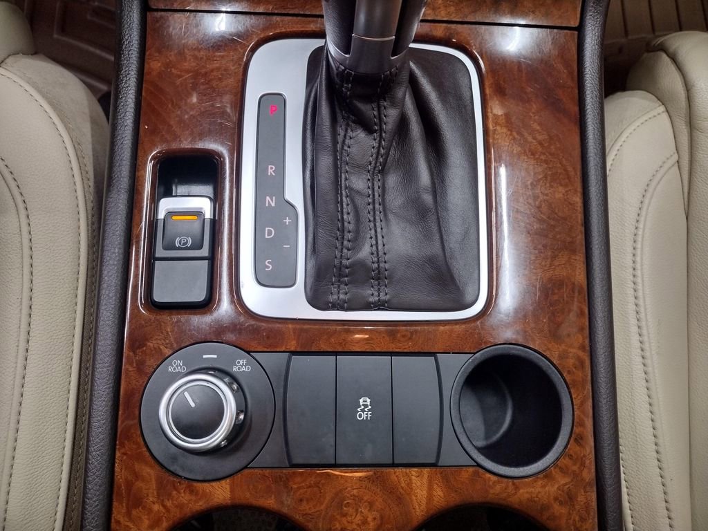 Used 2012 Volkswagen Touareg TDI image 27