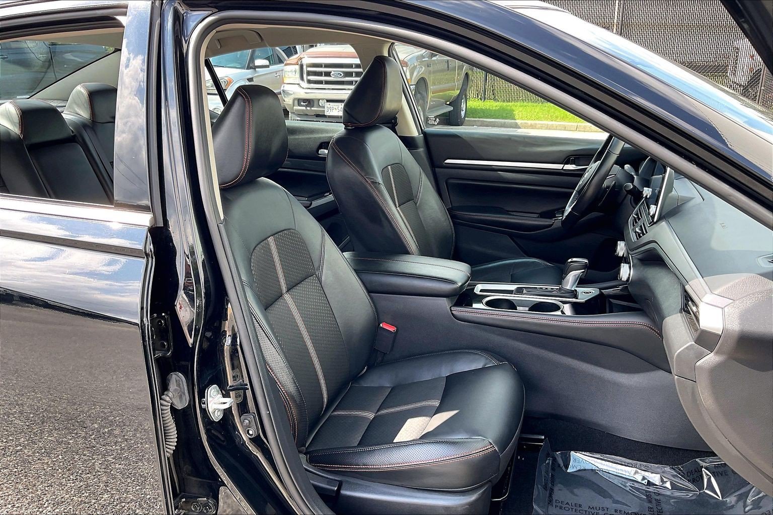 Used 2025 Nissan Altima 2.5 SR FWD image 9