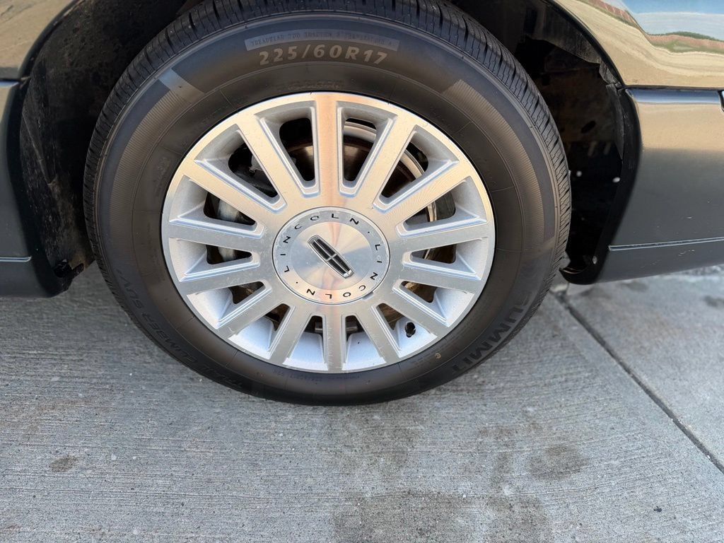 Used 2003 Lincoln Town Car Signature RWD image 8