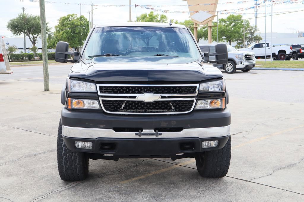 Used 2006 Chevrolet Silverado 2500 LT w/ Heavy-Duty Power Package image 3