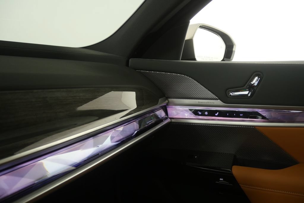 Used 2025 BMW 740i RWD image 26