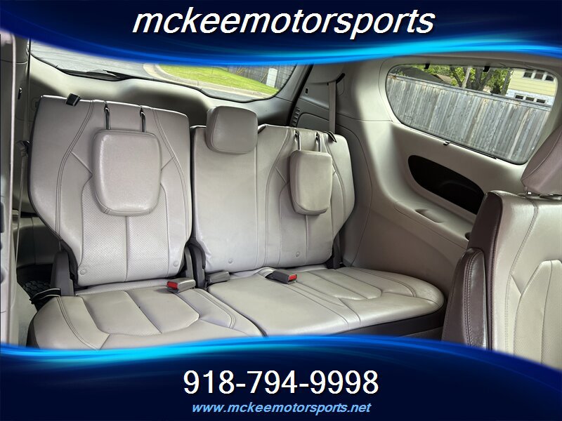 Used 2018 Chrysler Pacifica Touring-L FWD image 9