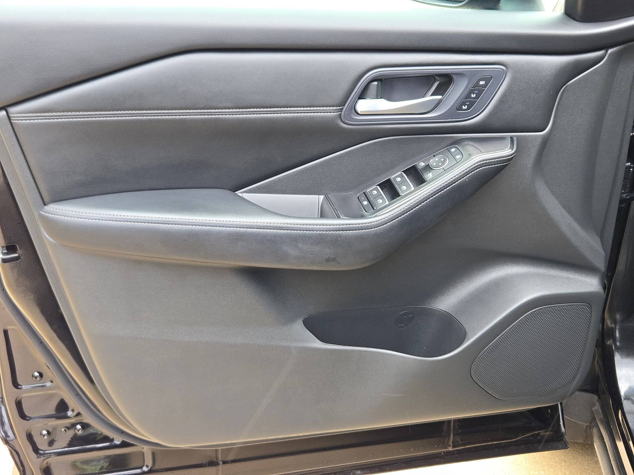 Used 2024 Nissan Rogue SL w/ SL Premium Package FWD image 12