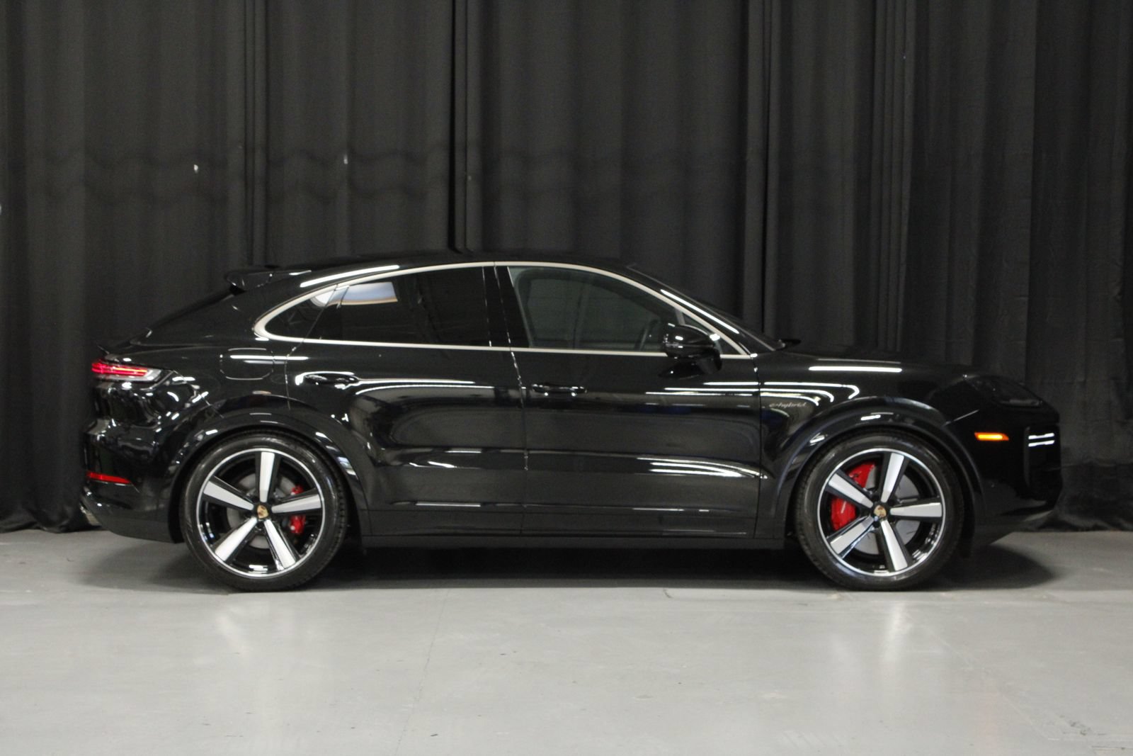 Certified 2025 Porsche Cayenne Turbo w/ Premium Package Plus AWD/4WD image 6
