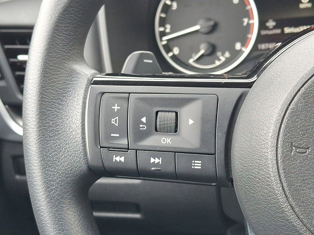 Used 2023 Nissan Rogue SV image 9