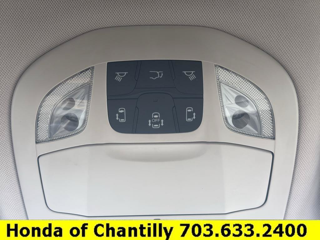Used 2017 Chrysler Pacifica Touring-L w/ Tire & Wheel Group FWD image 15