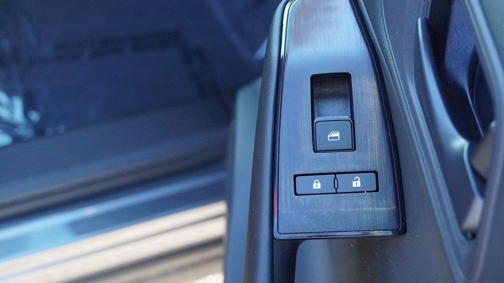 Used 2025 Nissan Rogue S image 24