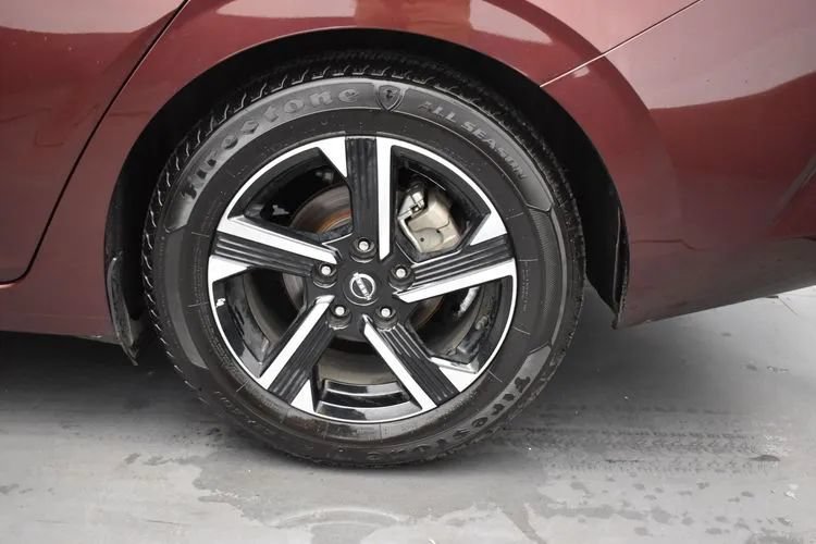 Used 2025 Nissan Sentra SV FWD image 34