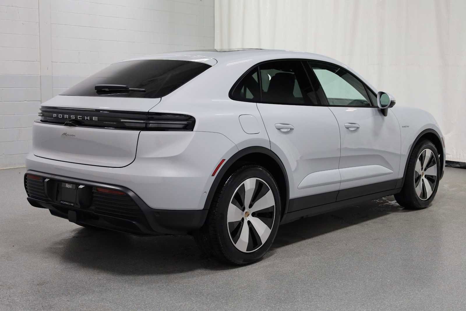 Certified 2025 Porsche Macan Electric image 9