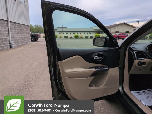 Used 2019 Jeep Cherokee Latitude w/ Cold Weather Group AWD/4WD image 10