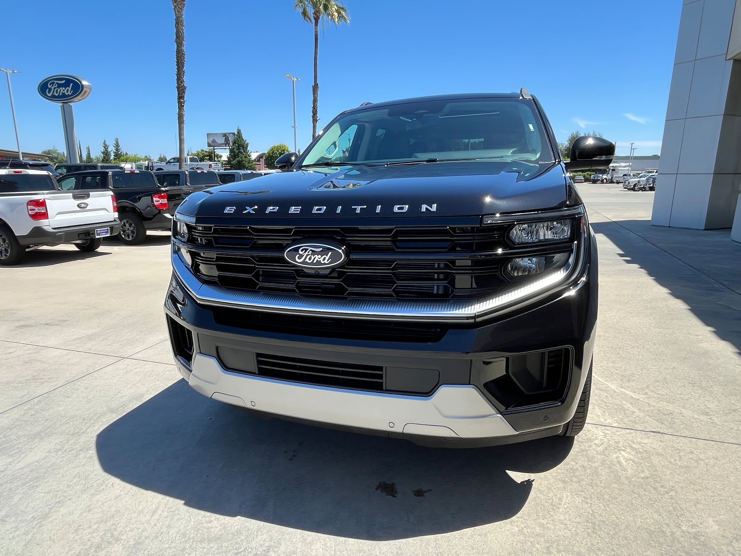New 2026 Ford Expedition Platinum w/ Platinum Ultimate Package AWD/4WD image 3