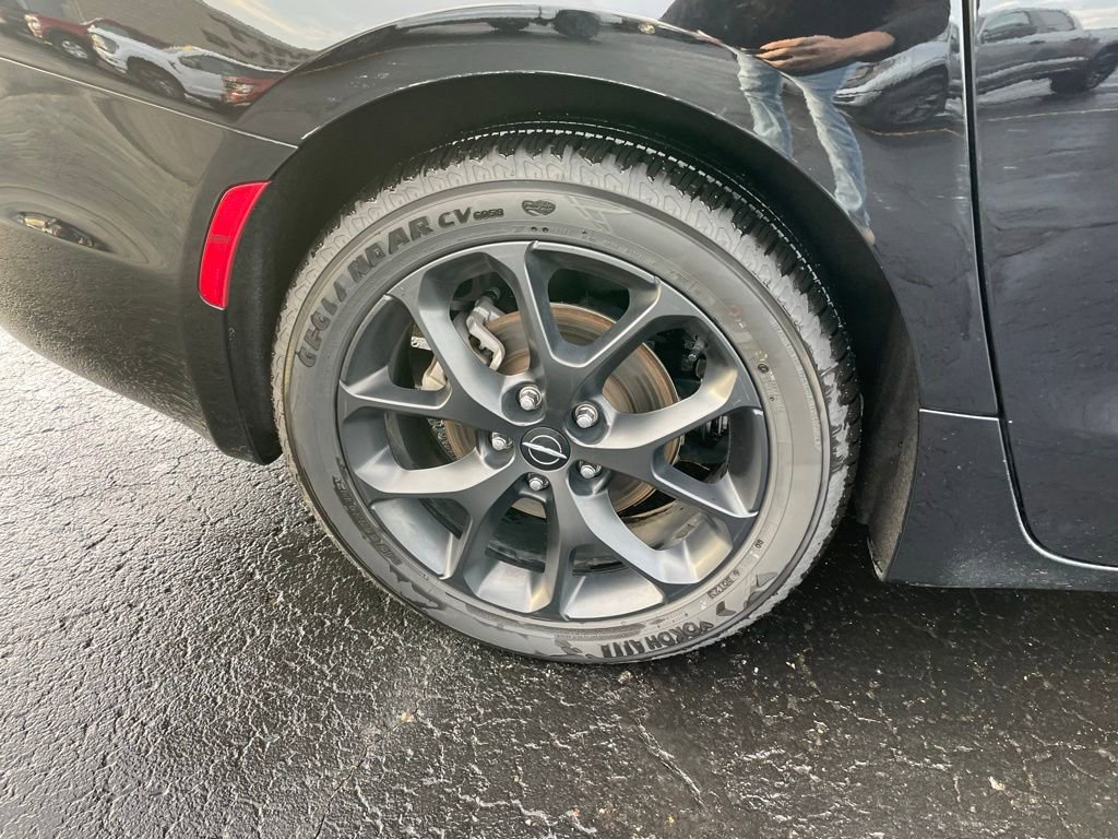 Used 2025 Chrysler Pacifica Limited image 3