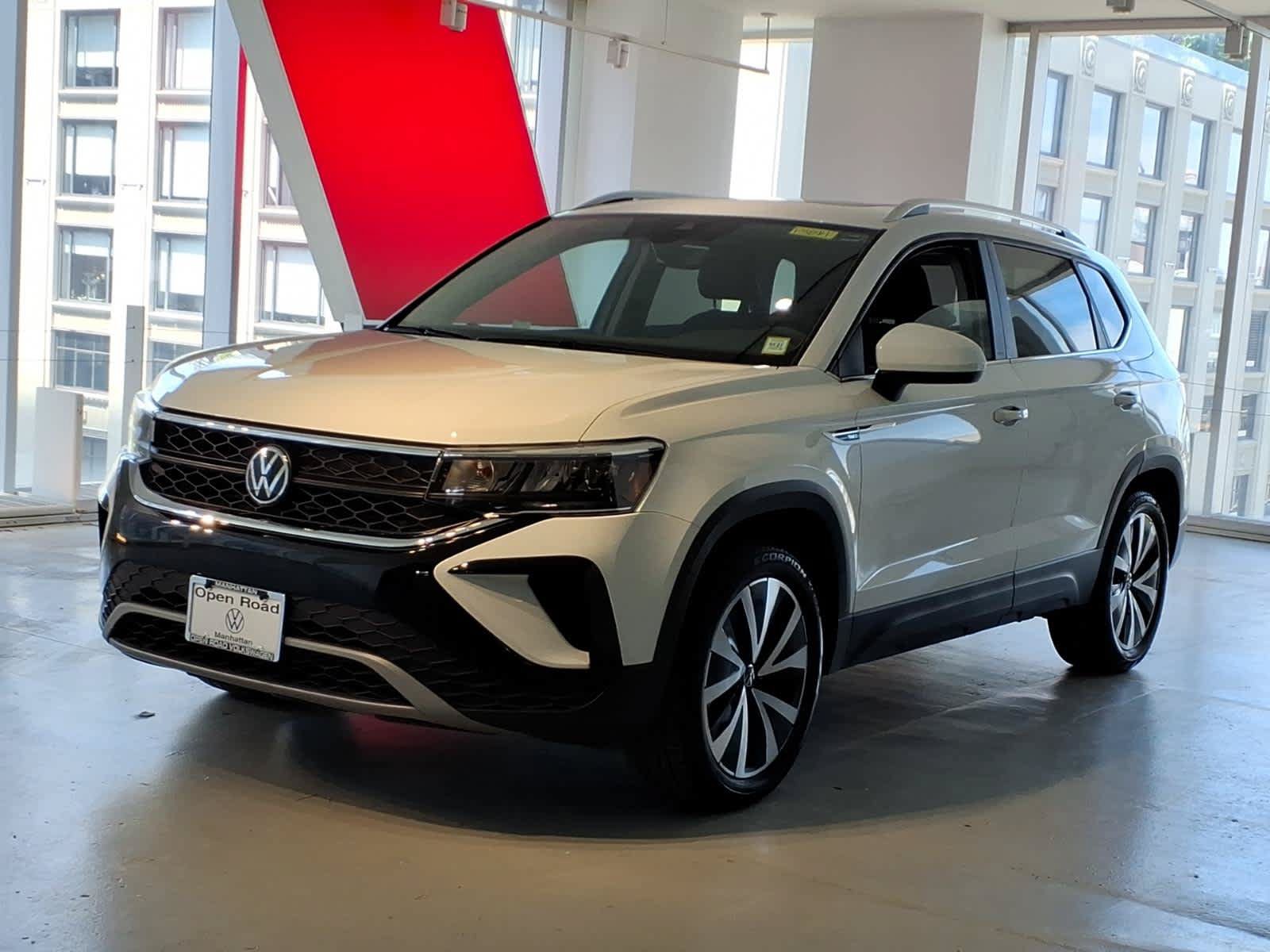Used 2023 Volkswagen Taos SE w/ Panoramic Sunroof Package