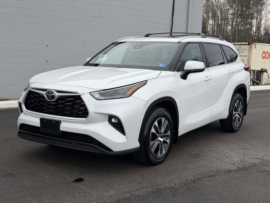 Used 2022 Toyota Highlander XLE image 23
