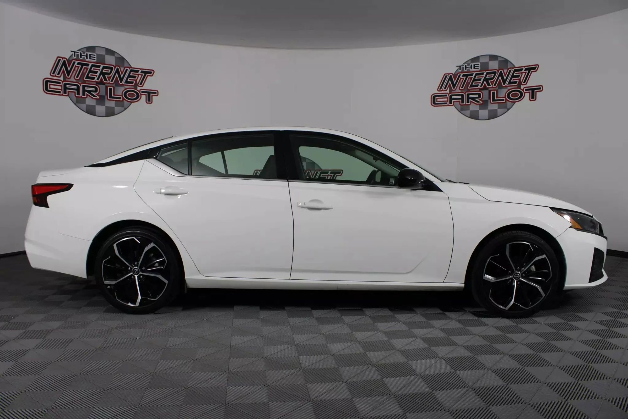 Used 2024 Nissan Altima 2.5 SR FWD image 8
