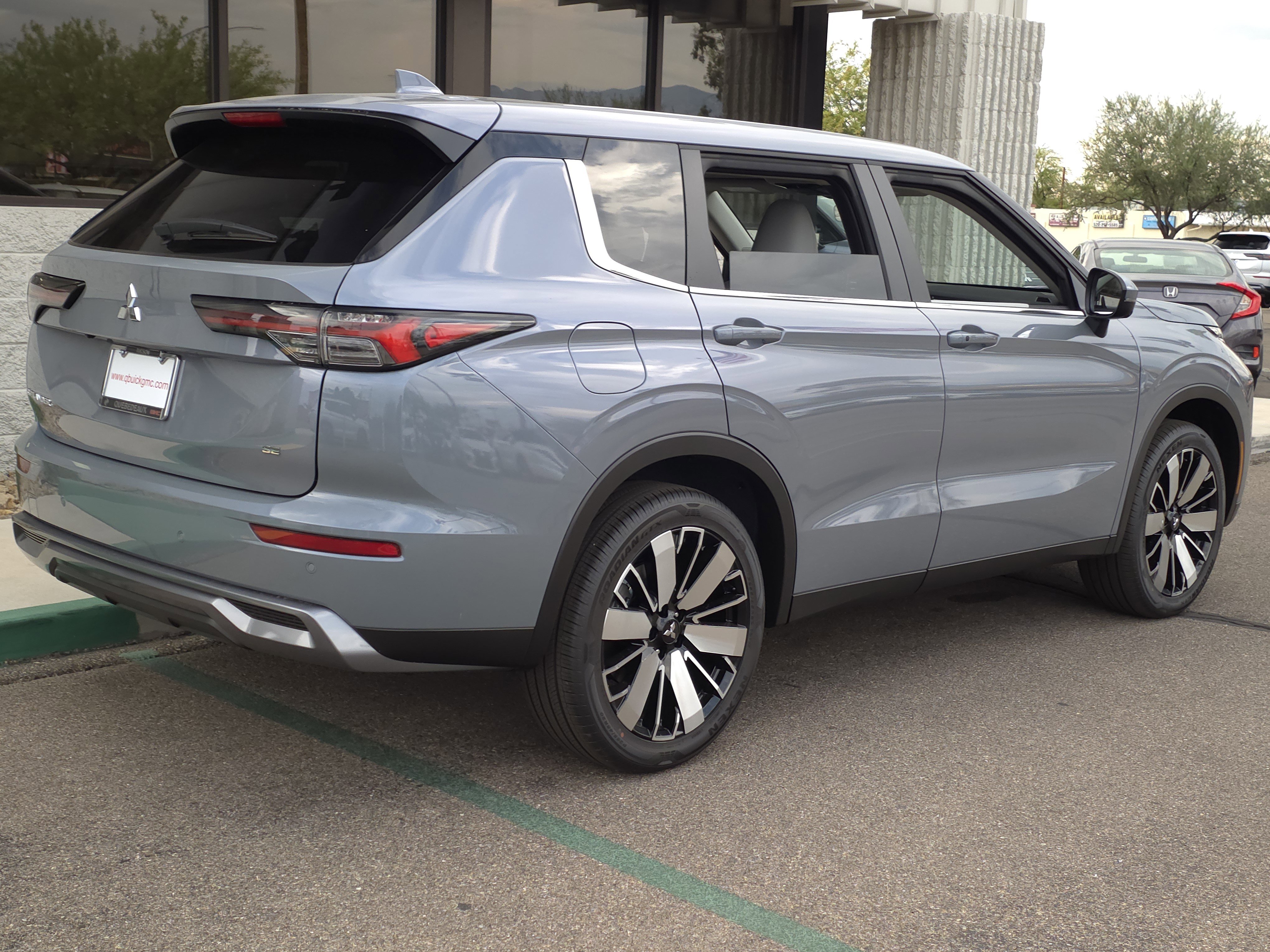 New 2025 Mitsubishi Outlander SE image 4