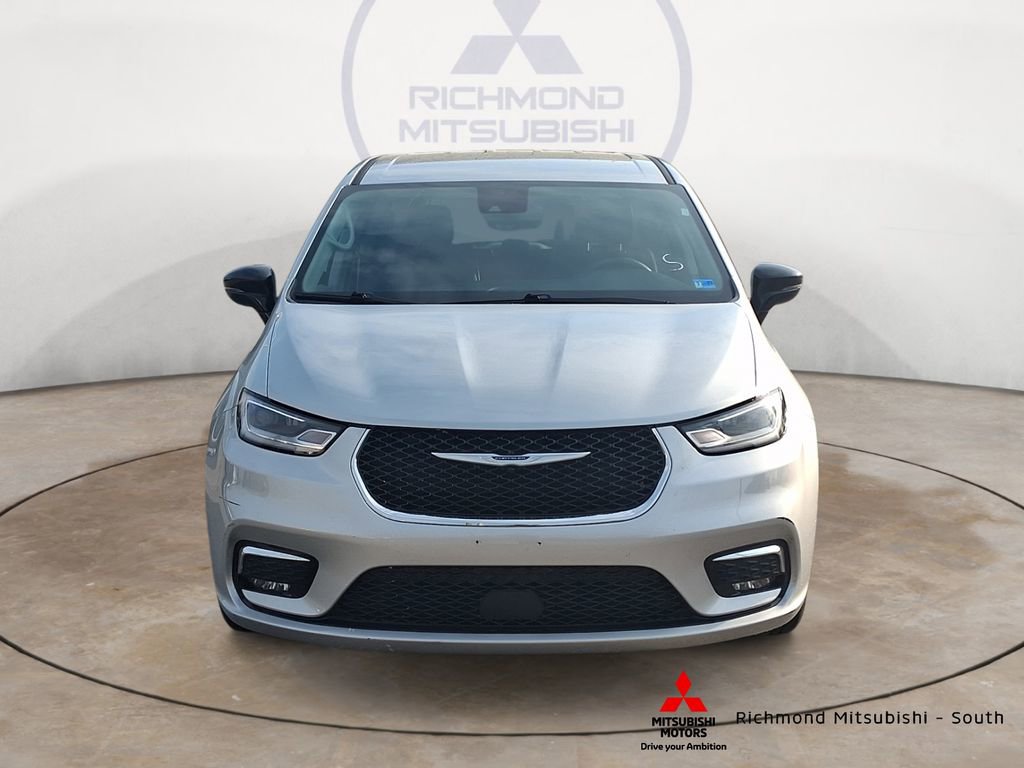 Used 2024 Chrysler Pacifica Touring-L image 8