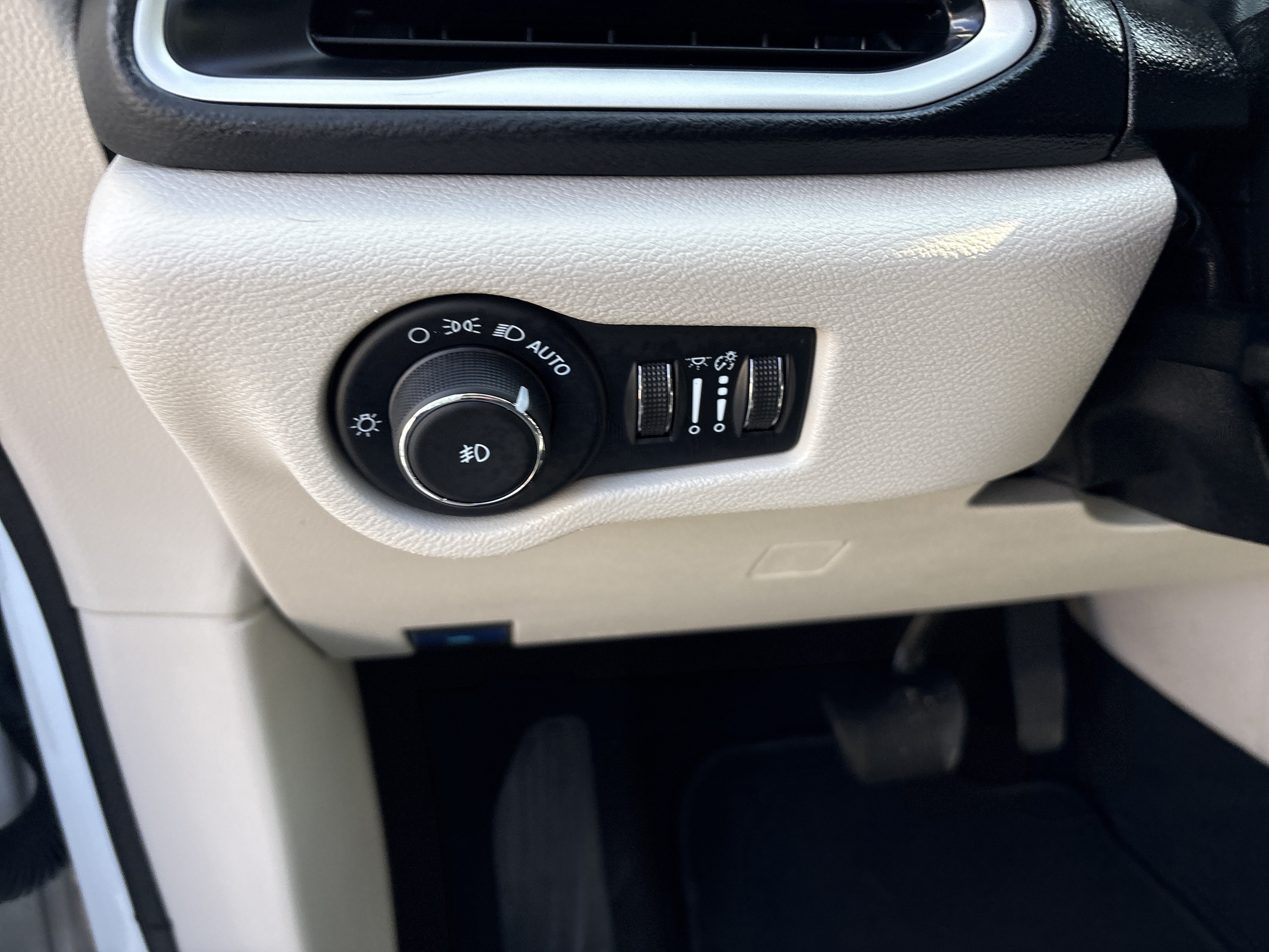 Used 2024 Chrysler Pacifica Touring-L FWD image 12