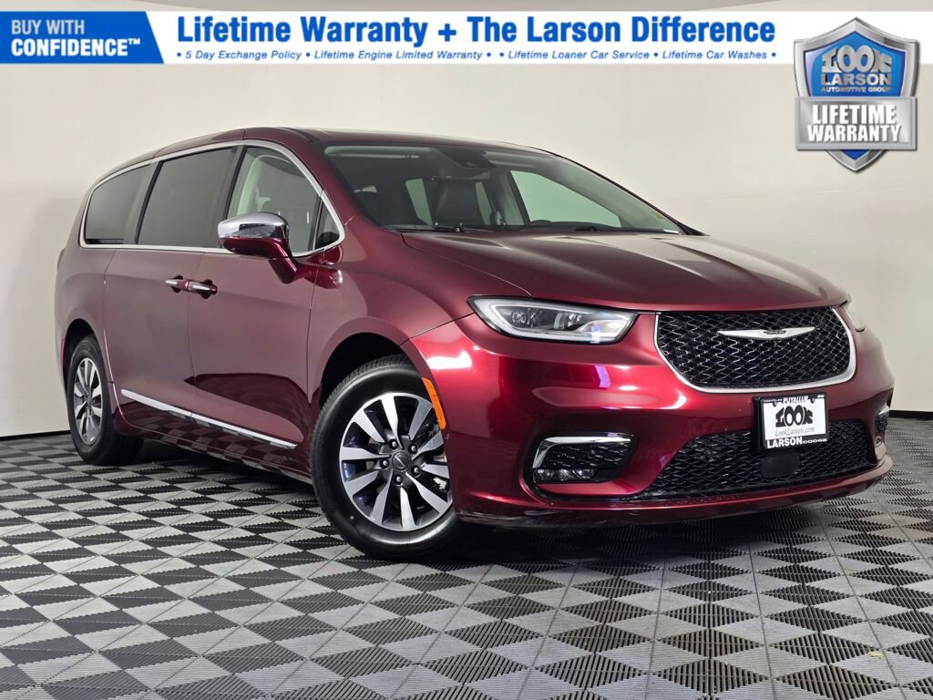 Used 2022 Chrysler Pacifica Limited w/ Uconnect Theater Family Group